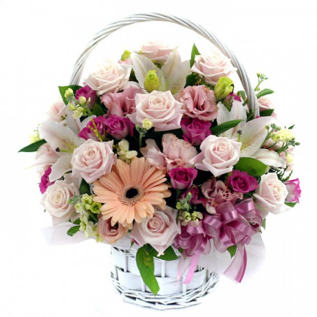 cesta con flores de temporada en tonos suaves