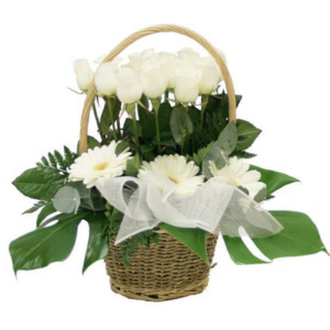 cesta mimbre con flores blancas