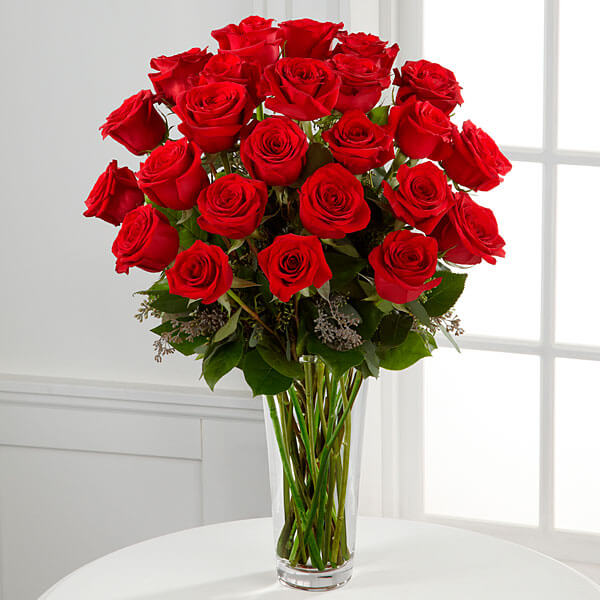 24 rosas rojas con jarrón de cristal