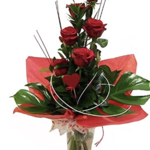romo lineal con 5 rosas rojas y envoltorio