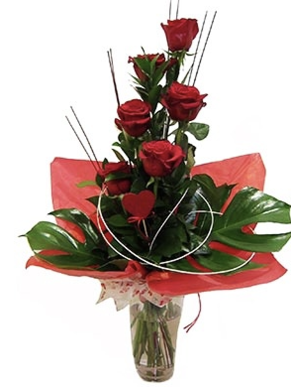 romo lineal con 5 rosas rojas y envoltorio