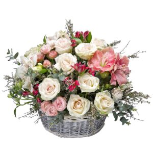cesta con flores variadas