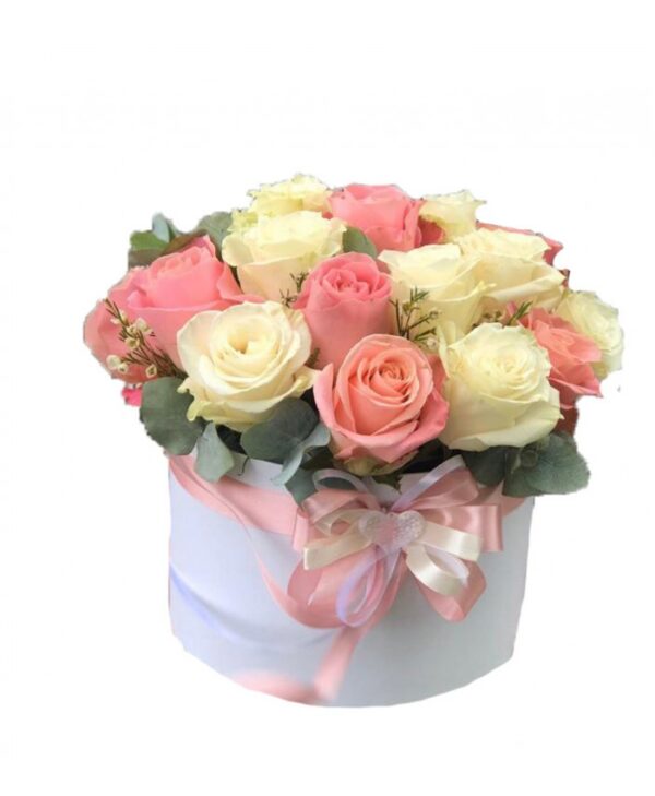 rosas blancas y rosas rosadas en caja de diseño