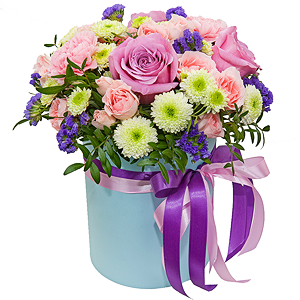 caja tiffany con flores variadas en tonos rosa, blanco y verde