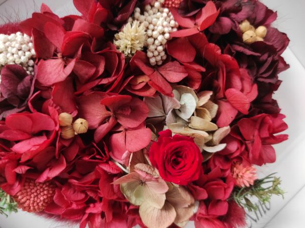detalles de flores imagen de cerca de corazón rojo de flores preservadas