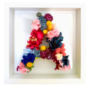 letra-flores-multicolor-en-marco