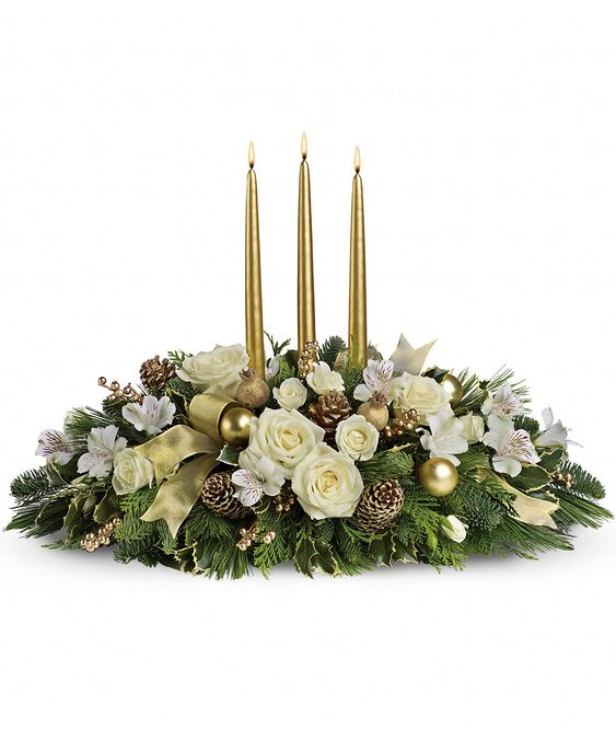 centro de mesa navideño en tonos blancos con velas