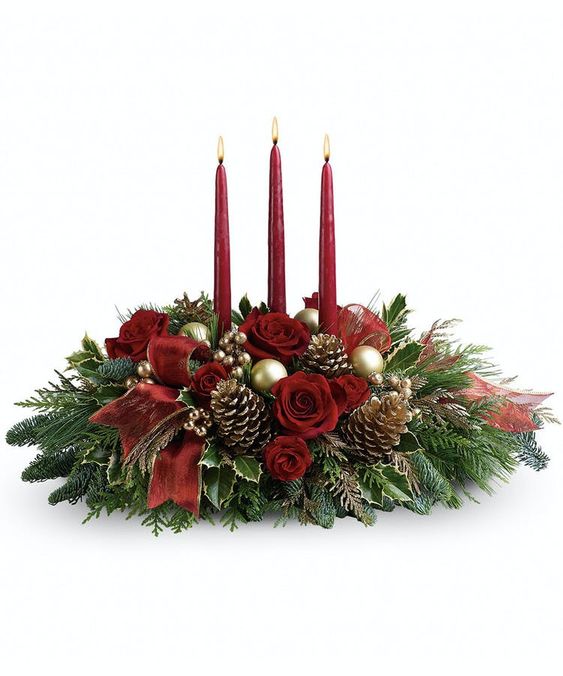 centro mesa navideño tonos rojos con tres velas rojas