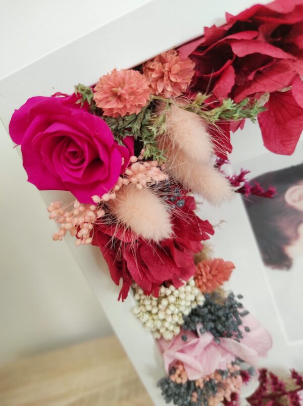 foto detalles marco con flores pink