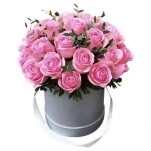 caja de diseño color gris con 30 rosas rosadas
