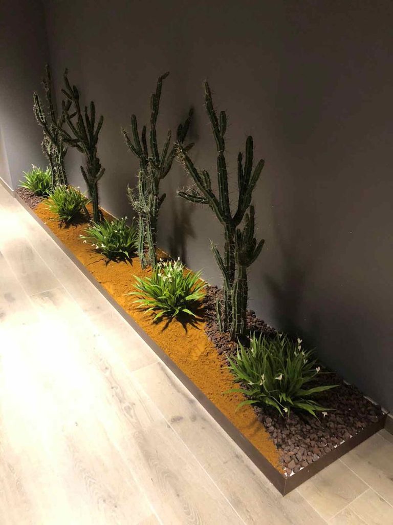 jardinera con plantas artificiales tipo desierto
